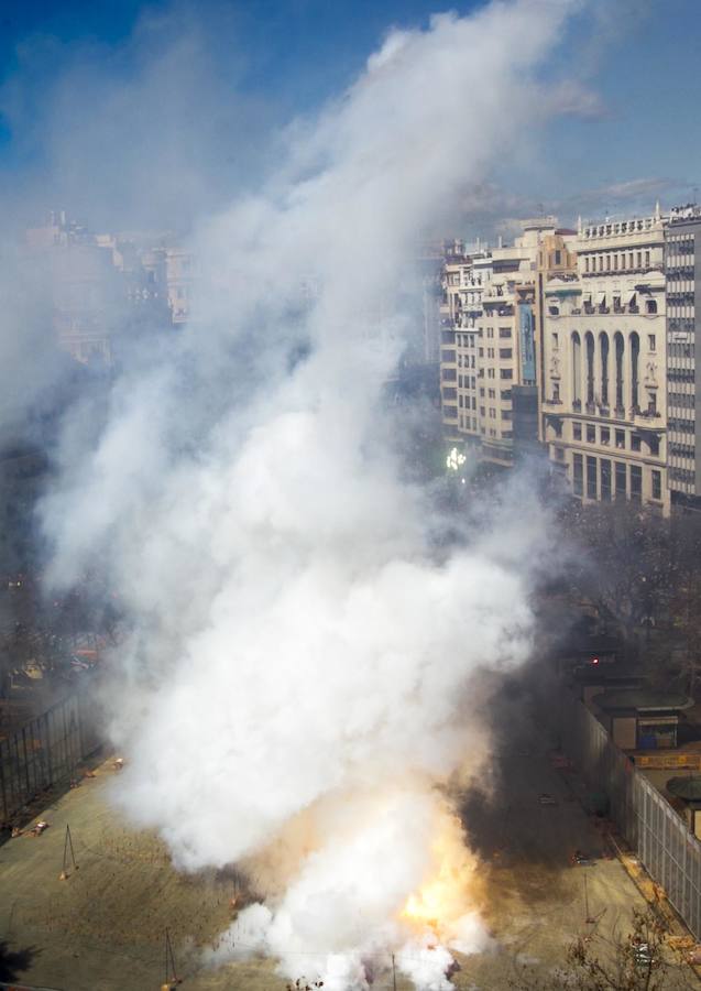 La mascletà de hoy ha rendido homenaje al operario fallecido en las instalaciones de Ricasa.