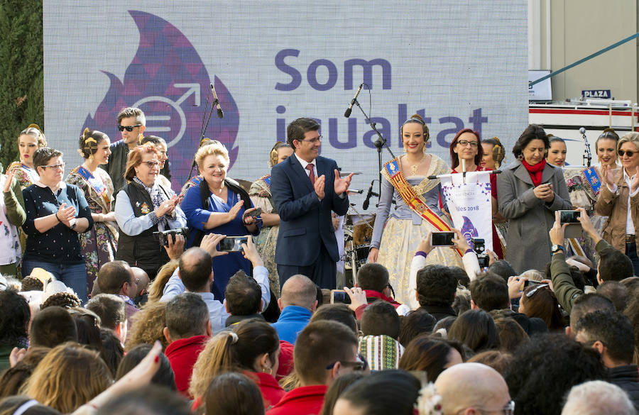 Las cerca de 900 comisiones falleras de València y sus comarcas reciben un estandarte con el lema ‘Som Igualtat’, que lucirán en sus monumentos como ya hicieran con el ‘No a la violencia de género’
