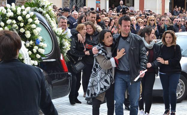 Los padres de Gabriel entran en la catedral tras el féretro del pequeño.