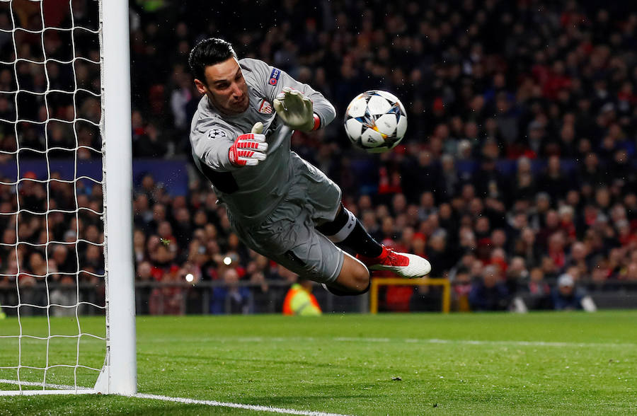 El Sevilla logró el pase a cuartos de final de la Liga de Campeones al imponerse por 1-2 al Manchester United en Old Trafford.