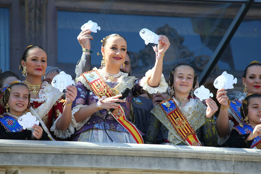 La empresa valenciana ofrece un disparo con diferentes juegos de ritmos en una mascletà marcada por los peces en homenaje al niño Gabriel que han lucido las falleras mayores de Valencia y sus cortes de honor.