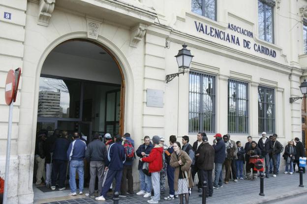 Usuarios a las puertas de Casa Caridad, en una imagen de archivo. 