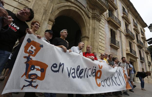 UGT rechaza el requisito lingüístico para los funcionarios y se enfrenta a Escola