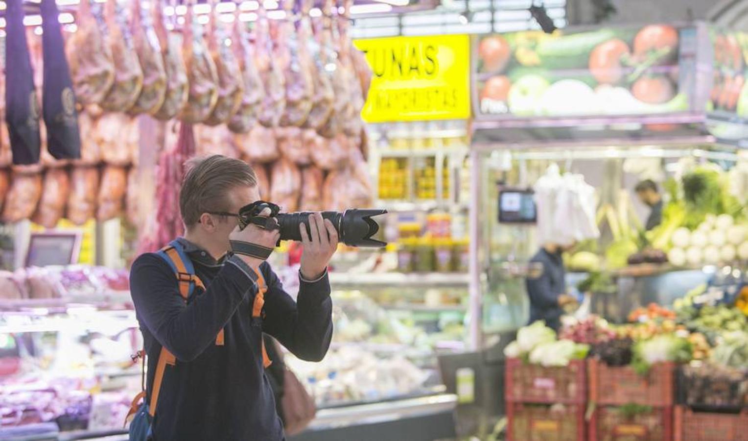 Más de un millón de turistas visitan cada año el Mercado Central, especialmente en los meses de verano. Es uno de los enclaves imprescindibles en las guías de Valencia. 