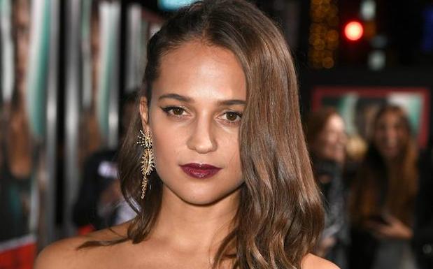 Vikander acude al estreno en Hollywood. 