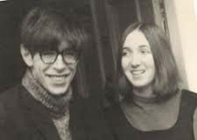 Imagen secundaria 1 - Stephen Hawking, junto a sus dos esposas y en una fotografía de juventud.