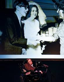 Imagen secundaria 2 - Stephen Hawking, junto a sus dos esposas y en una fotografía de juventud.