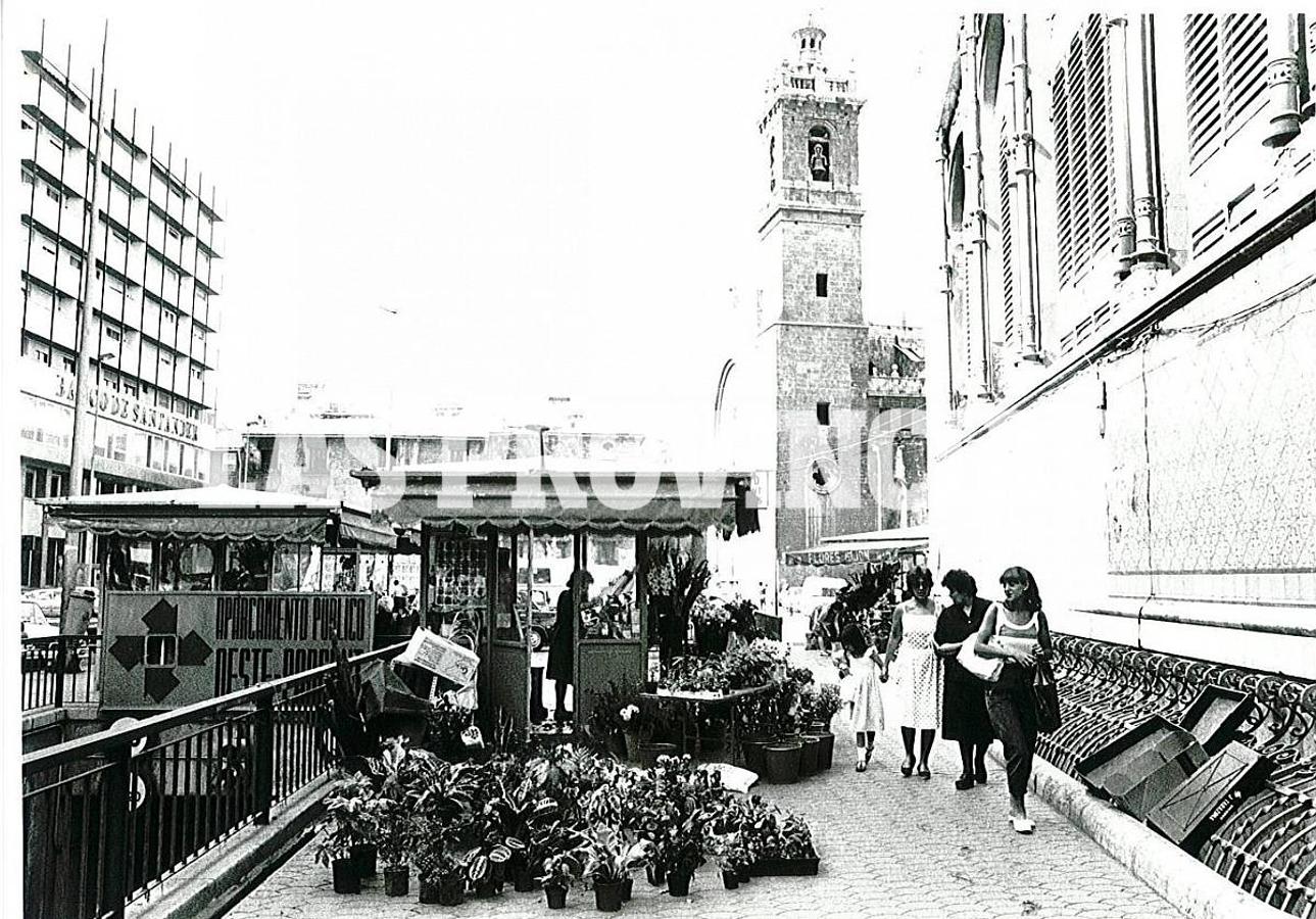 El Rey Alfonso XIII puso la primera piedra en 1928. Para ello se tuvieron que derruir las antiguas casas de la zona. El lugar ya era una gran zona de bullicio, con cuatro siglos de vida comercial. Antes, fuera de su muralla, los musulmanes plantaban sus tenderetes.