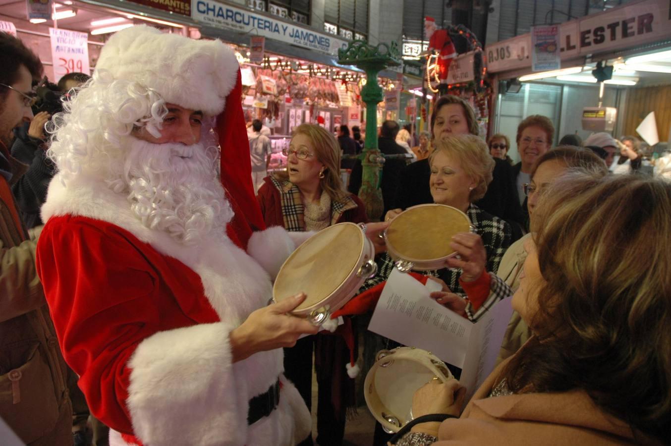 Los puestos presentan una imagen de lleno total durante las compras previas a la Navidad y el Año Nuevo. No faltan los coros de villancicos.