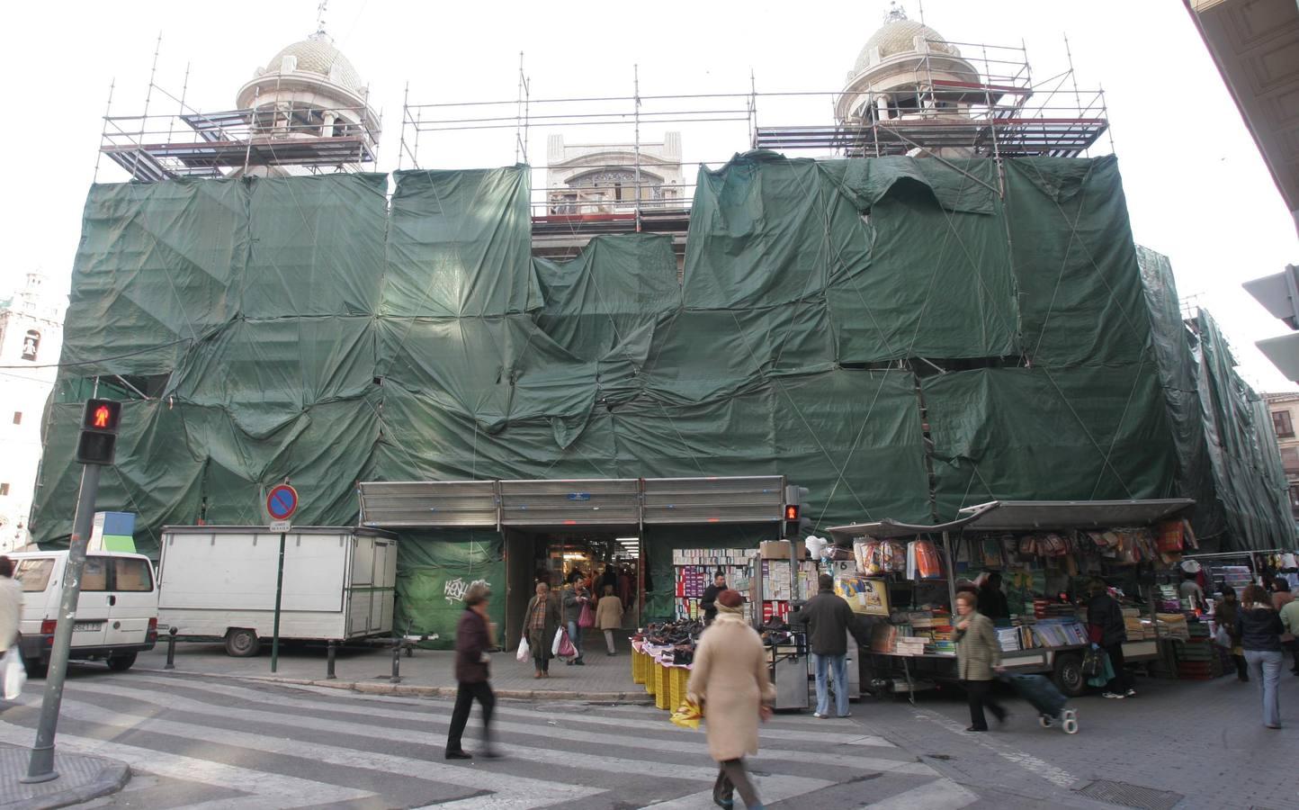 Desde el año 2004 a 2008 el Mercado Central fue rehabilitado de forma integral. La inversión de 11 millones de euros, que aportaron el Gobierno, el Consistorio y la Generalitat, incluyó la limpieza y restauración de sus cubiertas, bóvedas y decoración cerámica.