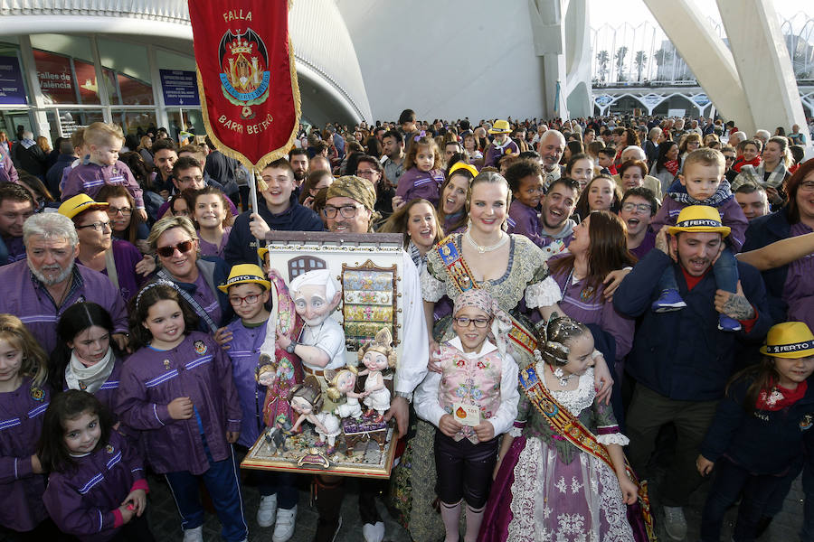 La Falla barrio Beteró consigue el ninot indultat infantil de las Fallas 2018. La escena muestra a Vicente Enguídanos, el último velluter y se ha salvado de la cremà gracias a los 12.631 votos recibidos durante la Exposición del Ninot.