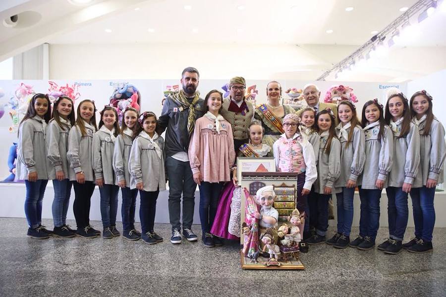 La Falla barrio Beteró consigue el ninot indultat infantil de las Fallas 2018. La escena muestra a Vicente Enguídanos, el último velluter y se ha salvado de la cremà gracias a los 12.631 votos recibidos durante la Exposición del Ninot.