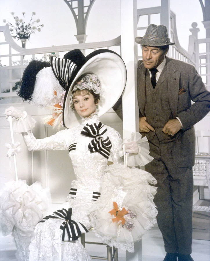 Audrey Hepburn ('My fair lady') | La segunda plaza de esta mítica lista la protagonizan Audrey Hepburn y el vestido que lució en la película 'My fair lady' (1964). El espectacular diseño del británico Cecil Beaton, con el que la florista Eliza Doolittle sorprende a la alta sociedad londinense en su primera aparición pública, en las carreras de Ascot, fue vendido en 2011 por 3,7 millones de dólares.