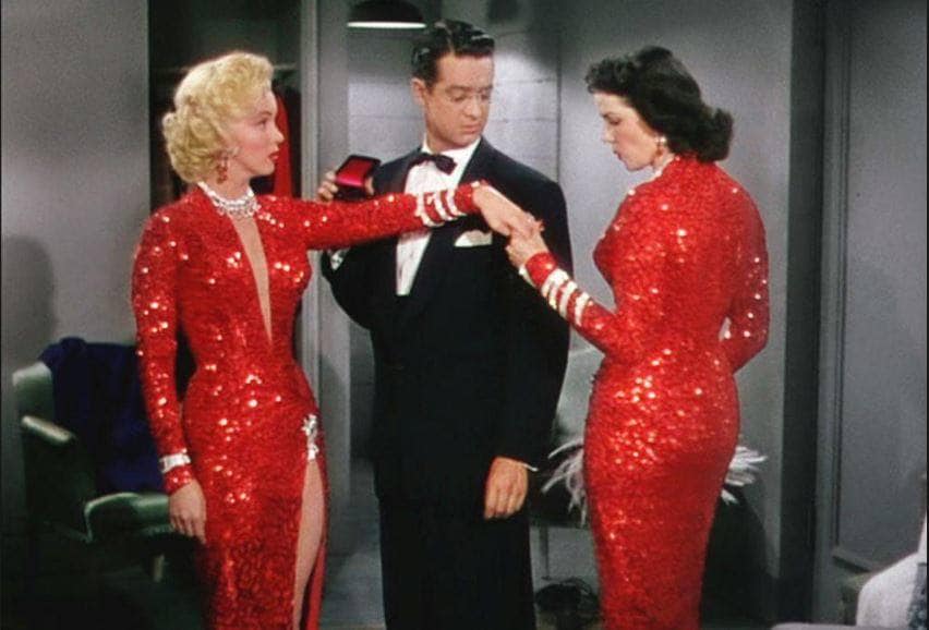 Marilyn Monroe ('Los caballeros las prefieren rubias') | El espectacular y escotado vestido rojo lleno de 'paillettes' que Marilyn Monroe luce en la primera escena de la película 'Los caballeros las prefieren rubias' (1953) junto a Jane Russell se vendió en una casa de subastas estadounidenses por 1,2 millones de dólares. El responsable de vestuario de esta película fue William Travilla.