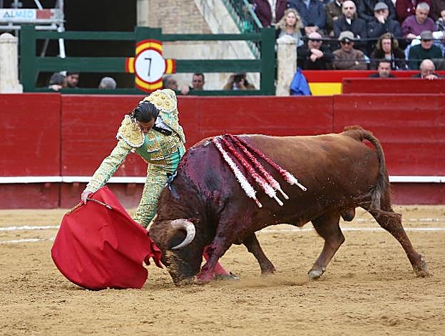 El diestro David Mora toreando al cuarto toro. 