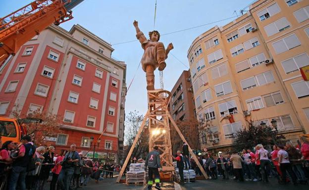 200 mujeres alzan el monumento de 17 metros de altura.