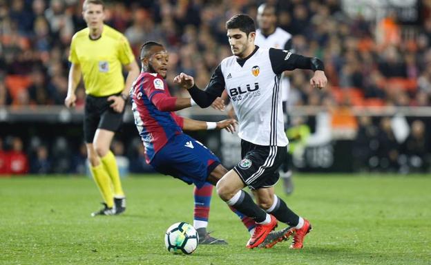 Guedes, en el derbi contra el Levante UD. 