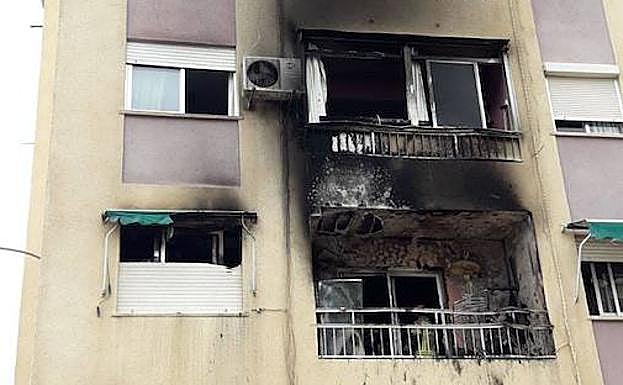 Edificio afectado por el fuego provocado por un petardo.