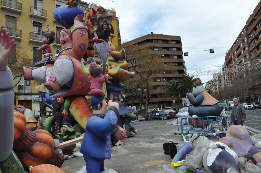 "Era arriesgado porque estaba en el aire", ha confesado Pavía, quien ha explicado que la falla, obra del artista José López "Selfa" estaba "prácticamente acabada" y el viento que sopló anoche tumbó el remate del monumento que, bajo el lema "Açò està que explota", se aúnan las culturas oriental y valenciana.