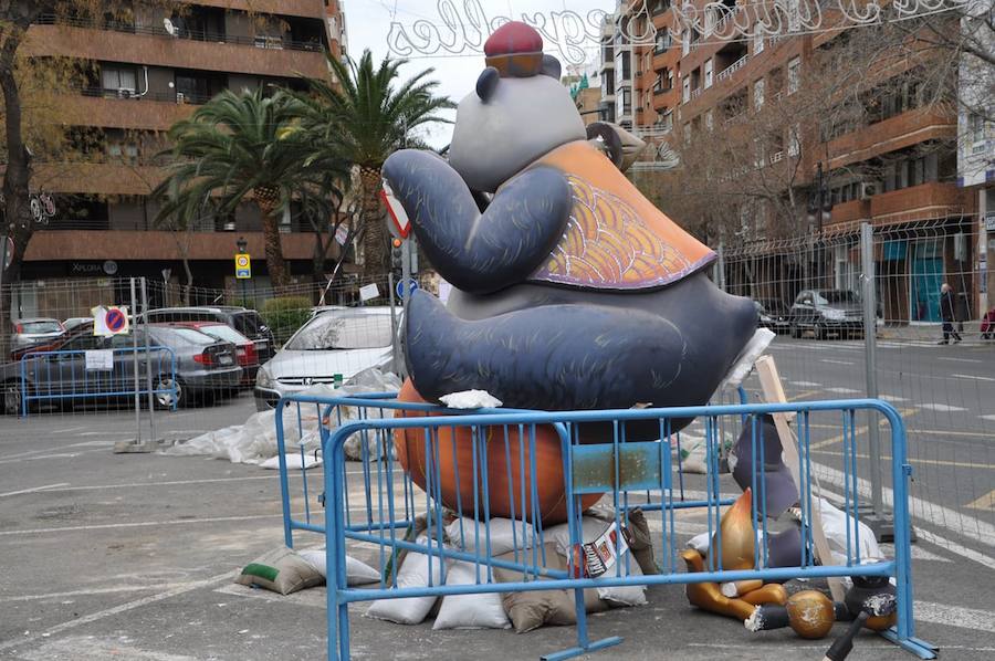 Una racha de viento ha derrumbado el remate de la falla de la Plaza Pintor Segrelles de Valencia, un grupo con un oso panda que lleva a su espalda a un niño vestido de fallero con un farolillo rojo y un pequeño dragón, que al caer ha dejado totalmente inservible también una escena de la base del monumento.