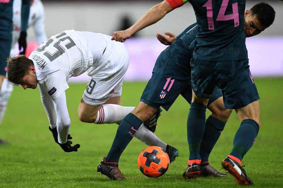 El Atlético golea al Lokomotiv en un partido que dejó la lesión de Filipe Luis y el estreno goleador de Torres en la Europa League como rojiblanco. Correa, Saúl y Griezmann, con una obra de arte, completaron el abultado resultado.