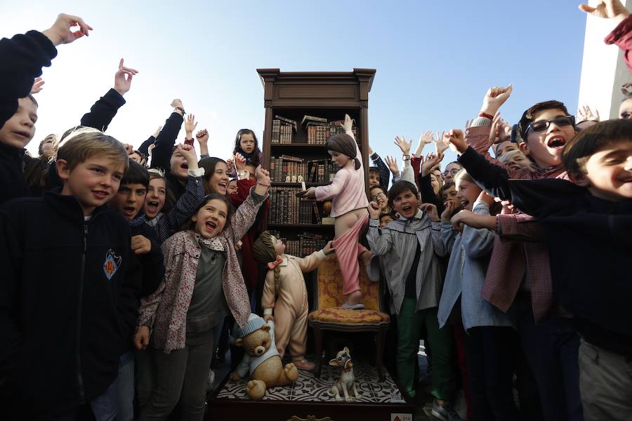 La obra de Manuel Algarra se gana salvarse del fuego de la cremà gracias a los casi 13.000 votos conseguidos en la Exposición del Ninot 