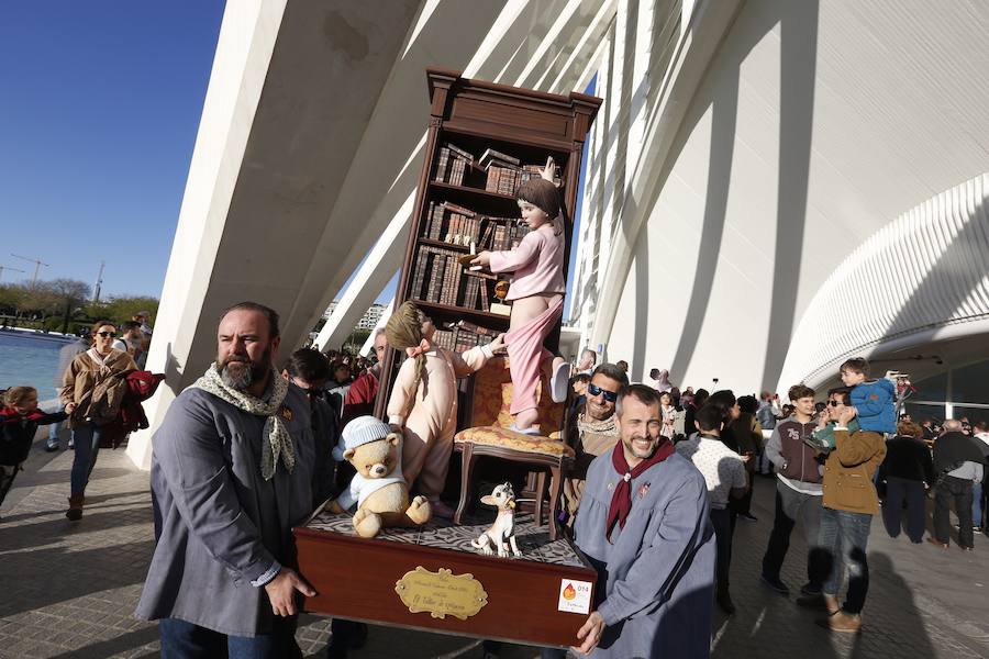 La obra de Manuel Algarra se gana salvarse del fuego de la cremà gracias a los casi 13.000 votos conseguidos en la Exposición del Ninot 