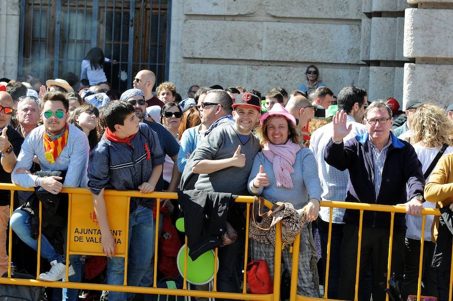 Pirotecnia Aitana de Bélgida ofrece un perfecto disparo en la plaza del Ayuntamiento marcado por un final apoteósico