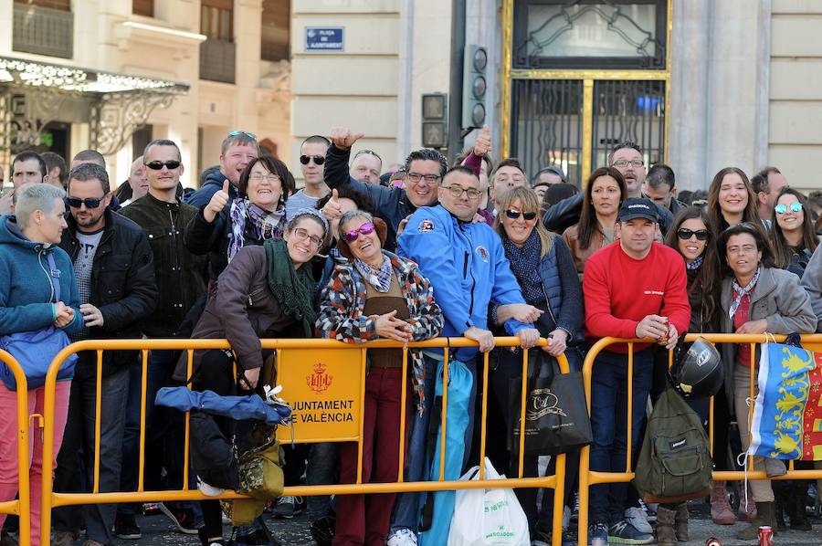 Pirotecnia Aitana de Bélgida ofrece un perfecto disparo en la plaza del Ayuntamiento marcado por un final apoteósico