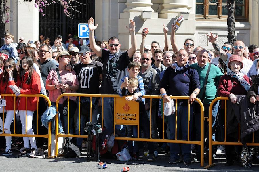 Pirotecnia Aitana de Bélgida ofrece un perfecto disparo en la plaza del Ayuntamiento marcado por un final apoteósico