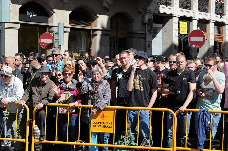 Pirotecnia Aitana de Bélgida ofrece un perfecto disparo en la plaza del Ayuntamiento marcado por un final apoteósico