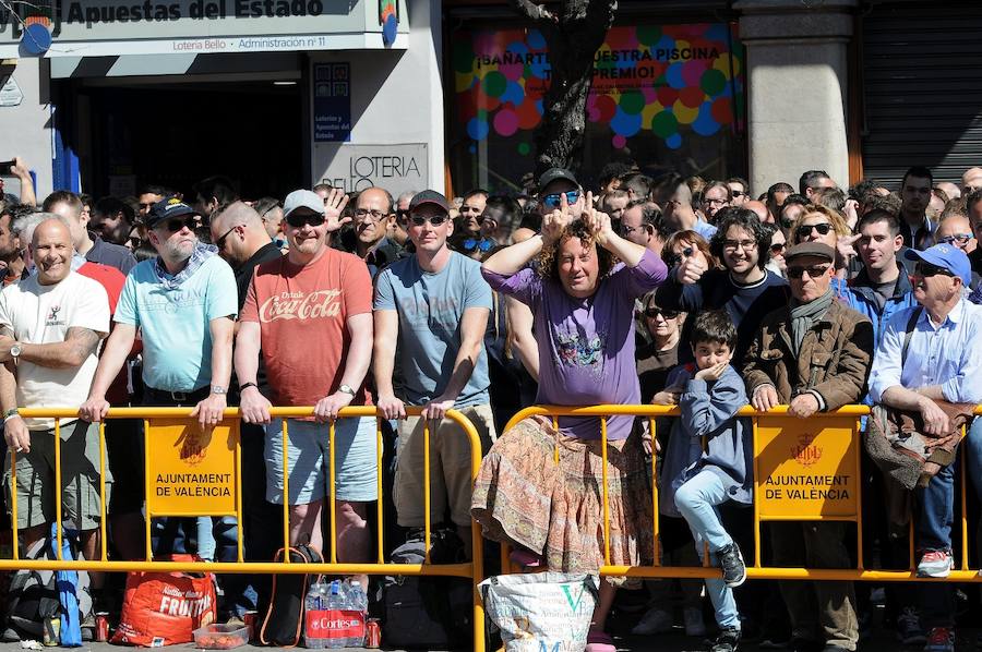 Pirotecnia Aitana de Bélgida ofrece un perfecto disparo en la plaza del Ayuntamiento marcado por un final apoteósico