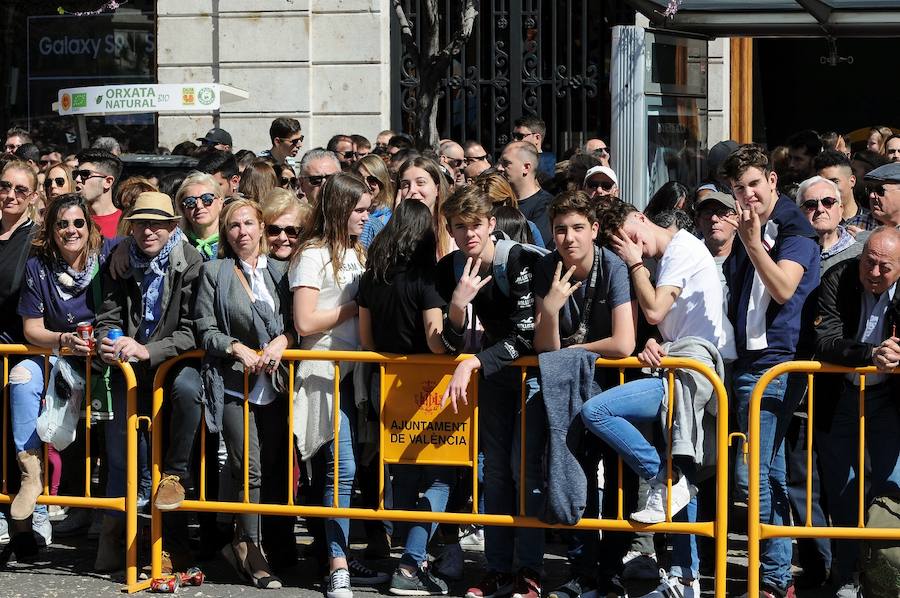 Pirotecnia Aitana de Bélgida ofrece un perfecto disparo en la plaza del Ayuntamiento marcado por un final apoteósico