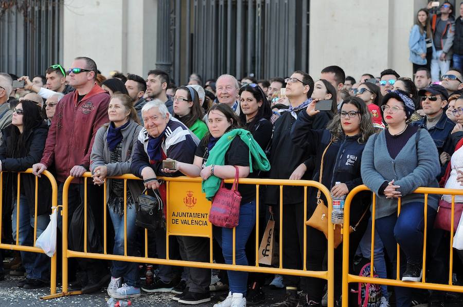 Pirotecnia Aitana de Bélgida ofrece un perfecto disparo en la plaza del Ayuntamiento marcado por un final apoteósico