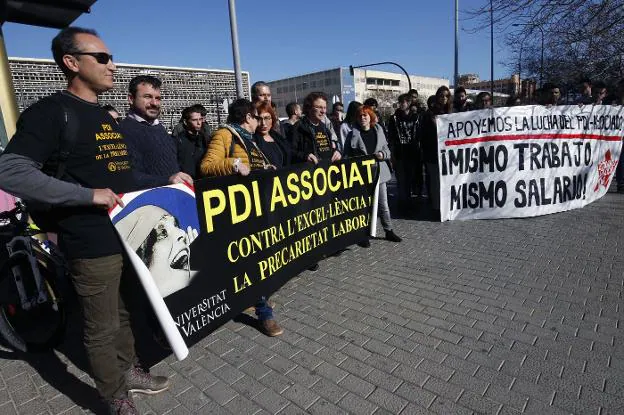 Profesores asociados de la Universitat y la Politècnica en la concentración del 29 de enero. 