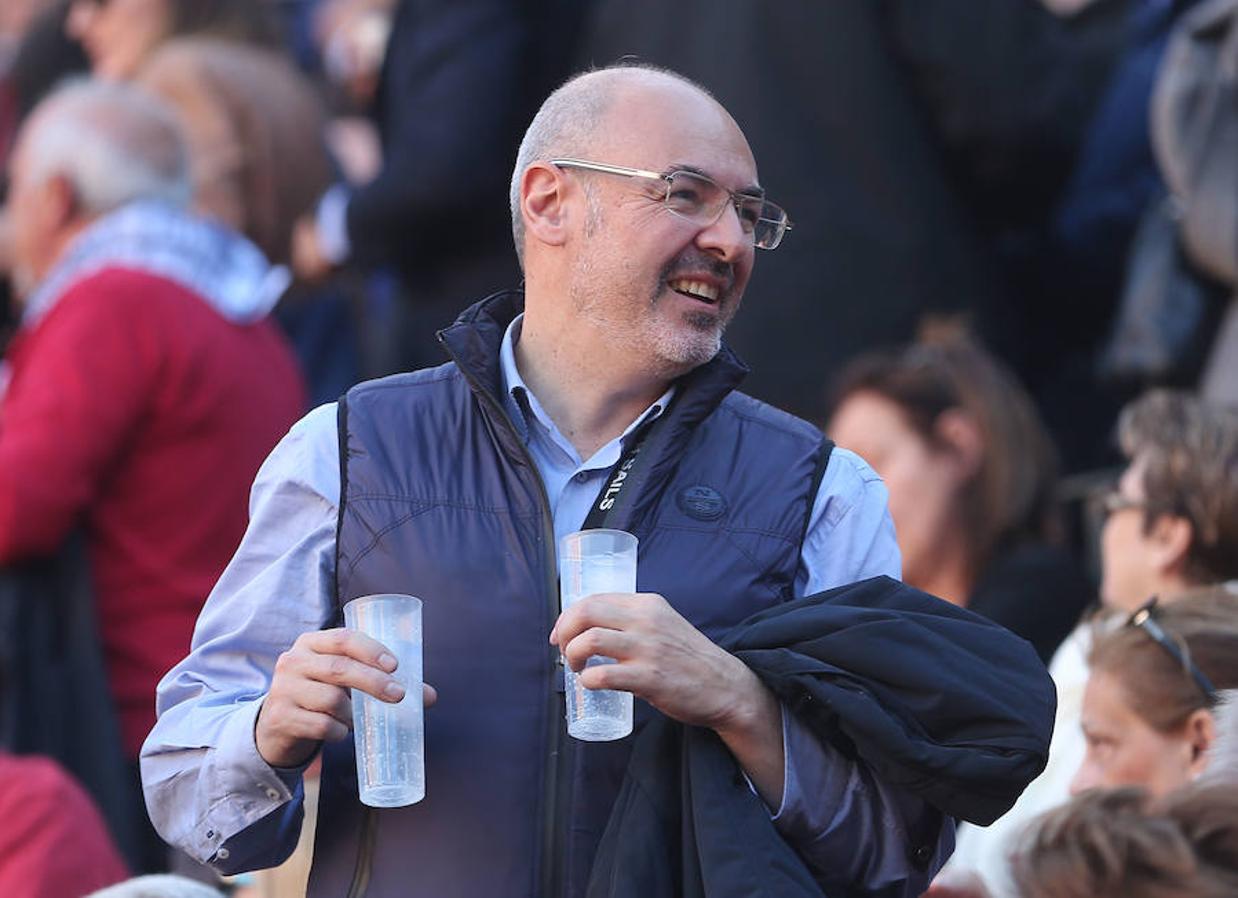 Roca Rey se ha proclamado triunfador absoluto de la corrida de toros de este viernes en Valencia con una faena tremendamente creativa y emocionante. El torero peruano ha salido a hombros de la plaza en la Feria de Fallas. Los tendidos han estado llenos de caras conocidas.