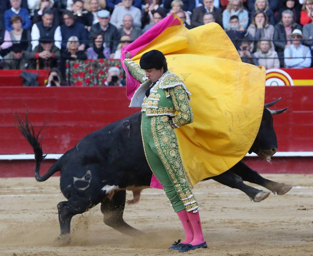 Roca Rey se ha proclamado triunfador absoluto de la corrida de toros de este viernes en Valencia con una faena tremendamente creativa y emocionante. El torero peruano ha salido a hombros de la plaza en la Feria de Fallas. Los tendidos han estado llenos de caras conocidas.