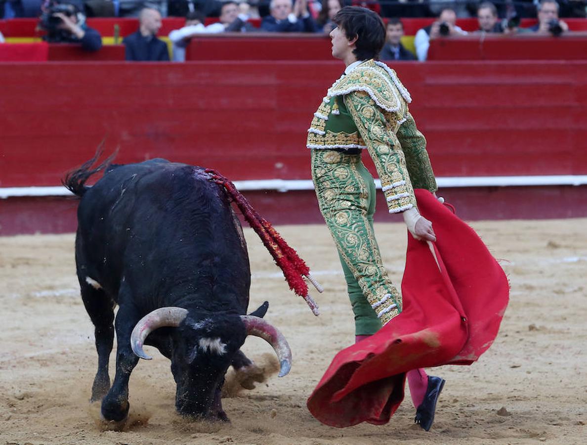 Roca Rey se ha proclamado triunfador absoluto de la corrida de toros de este viernes en Valencia con una faena tremendamente creativa y emocionante. El torero peruano ha salido a hombros de la plaza en la Feria de Fallas. Los tendidos han estado llenos de caras conocidas.