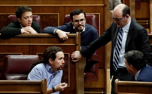 Iglesias (i), conversa con el portavoz del PNV en el congreso Aitor Esteban (d), durante el pleno del Congreso. 