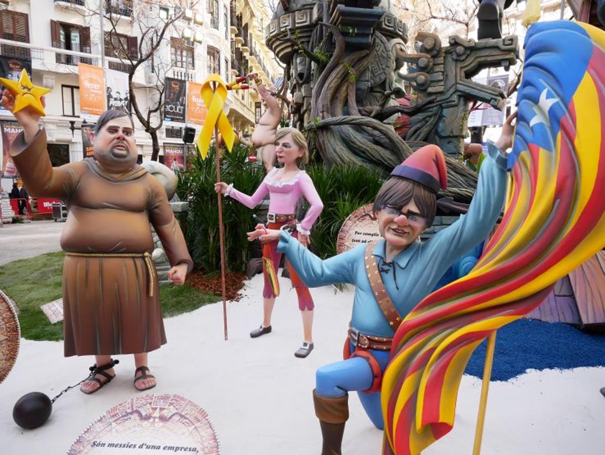 Oriol Junqueras, Carme Forcadell y Carles Puigdemont en la Falla Almirante-Cadarso.