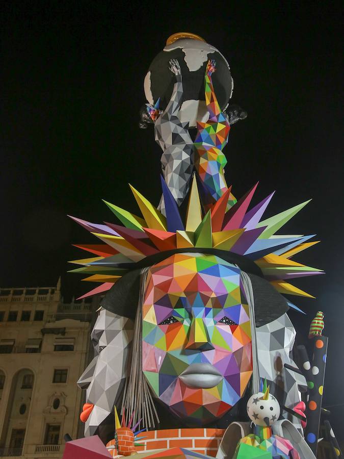 Falla municipal. Artistas: Latorre y Sanz. Diseñador: Okuda. Lema: Equilibrio universal.