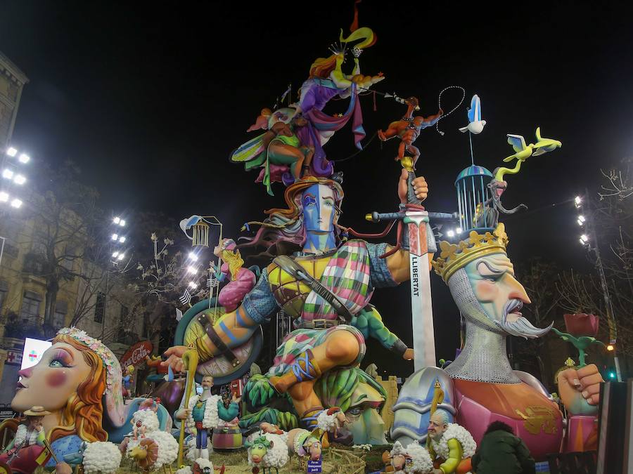 Falla Na Jordana. Artista: Antonio Pérez. Lema: 'Llibertat!'