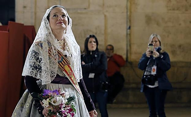 Mónica Oltra desfila en la Ofrenda de las Fallas 2018.