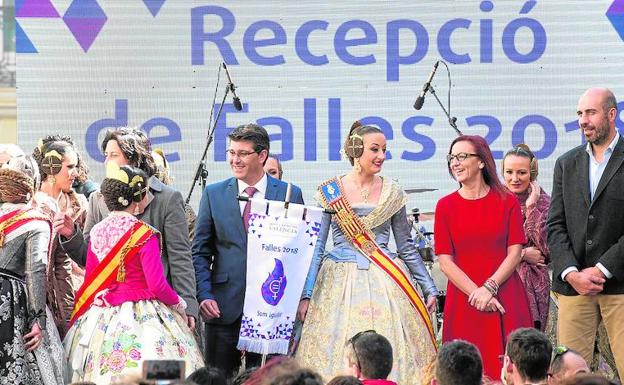 Los responsables de la Diputació de València con la fallera mayor, Rocío Gil.