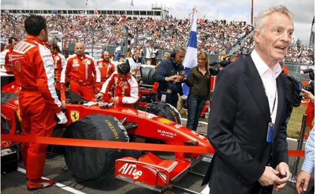 El expresidente de la FIA, Max Mosley, en la parrilla de salida del circuito británico de Silverstone antes de una carrera. 