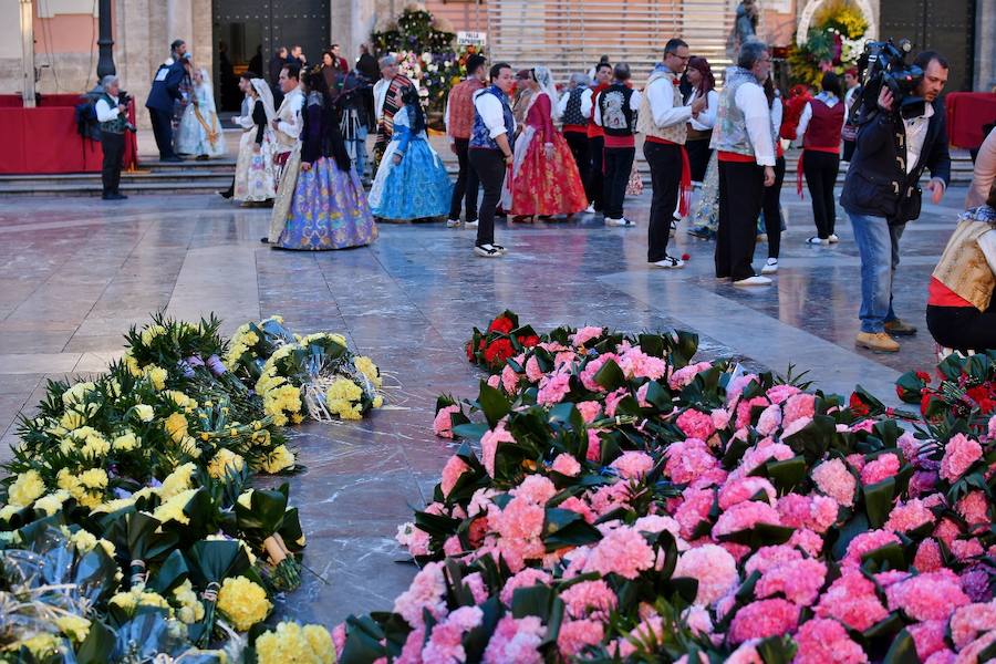 Fotos: Rostros conocidos en el primer día de Ofrenda de las Fallas 2018