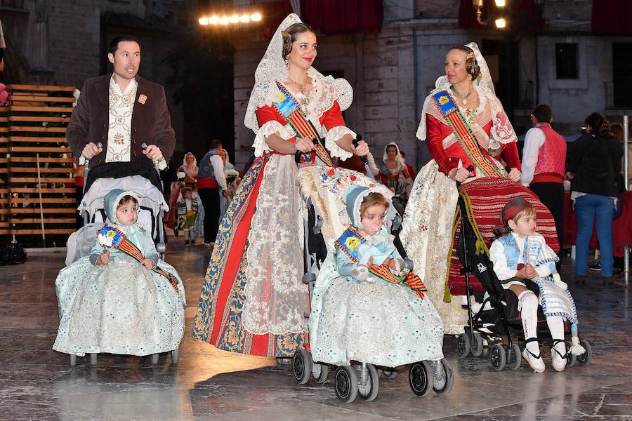 Fotos: Rostros conocidos en el primer día de Ofrenda de las Fallas 2018