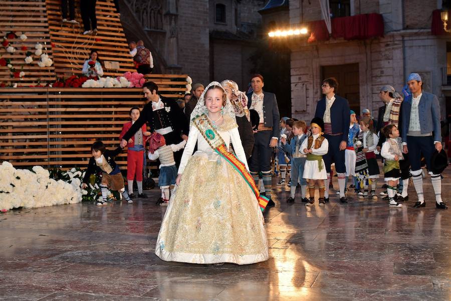 Fotos: Rostros conocidos en el primer día de Ofrenda de las Fallas 2018