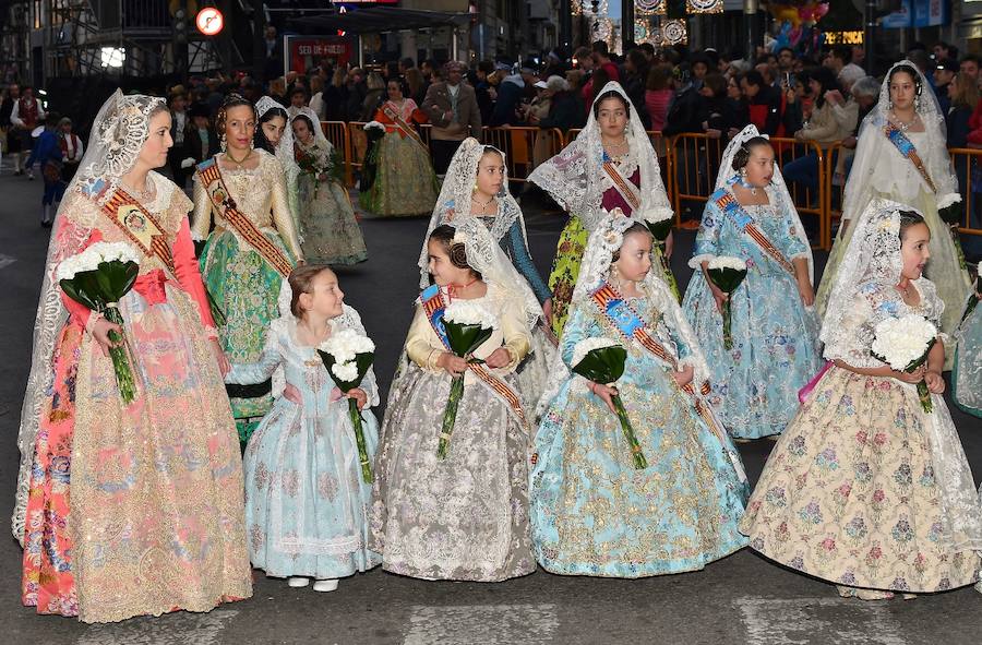 Fotos: Rostros conocidos en el primer día de Ofrenda de las Fallas 2018