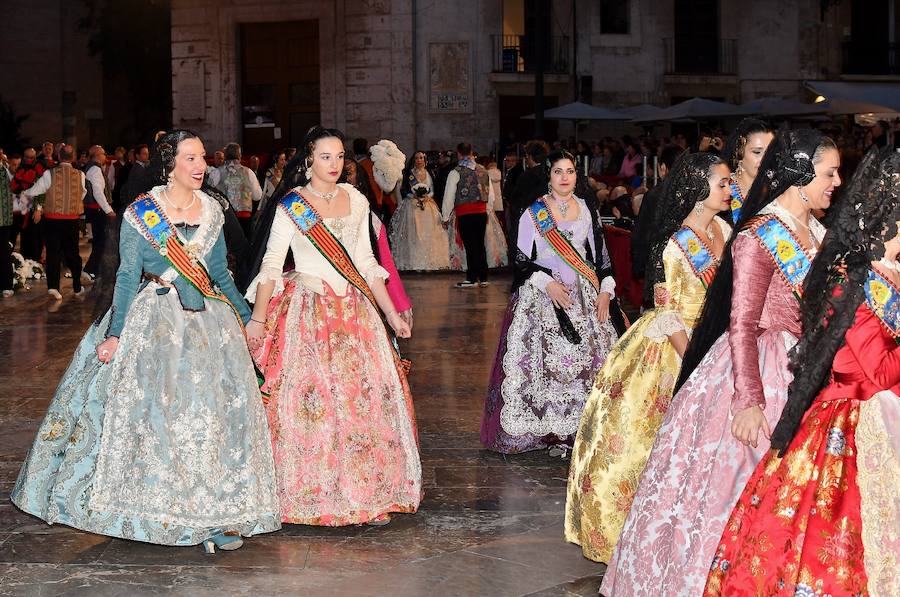 Fotos: Rostros conocidos en el primer día de Ofrenda de las Fallas 2018